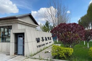 Un edificio con un letrero que dice "Yuxiang Bar Hotel".