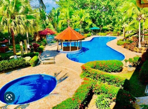2 Bedroom Family Apartment near Manuel Antonio with pool, tennis, BBQ, Free WIFI