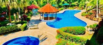 2 Bedroom Family Apartment near Manuel Antonio with pool, tennis, BBQ, Free WIFI