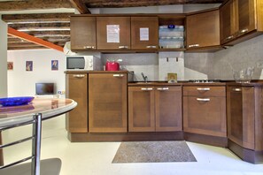 雪櫃、微波爐、焗爐、爐具