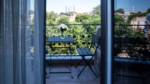 Tomannsrom, balkong | Minibarvarer (inkludert), safe på rommet og skrivebord