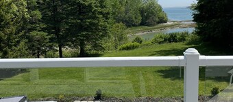 Bright waterfront home, 20 minutes to Acadia. Hot tub