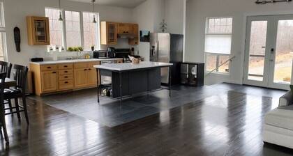 Bright waterfront home, 20 minutes to Acadia. Hot tub