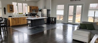 Bright waterfront home, 20 minutes to Acadia. Hot tub