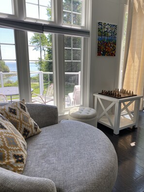 Smart TV - Bright waterfront home, 20 minutes to Acadia. Hot tub (Lamoine)