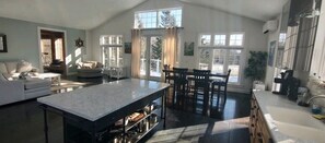 Smart TV - Bright waterfront home, 20 minutes to Acadia. Hot tub (Lamoine)