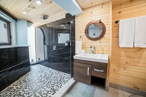 Ocean Depth Room | Baño | Ducha, cabezal de ducha tipo lluvia y toallas