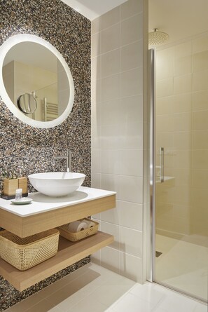 Shower, towels - ENJOY - Basque Stay (San Sebastián/Donostia)