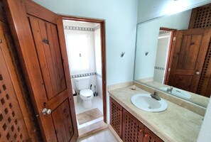Standardzimmer, 1 King-Bett, Nichtraucher, Gartenblick | Badezimmer