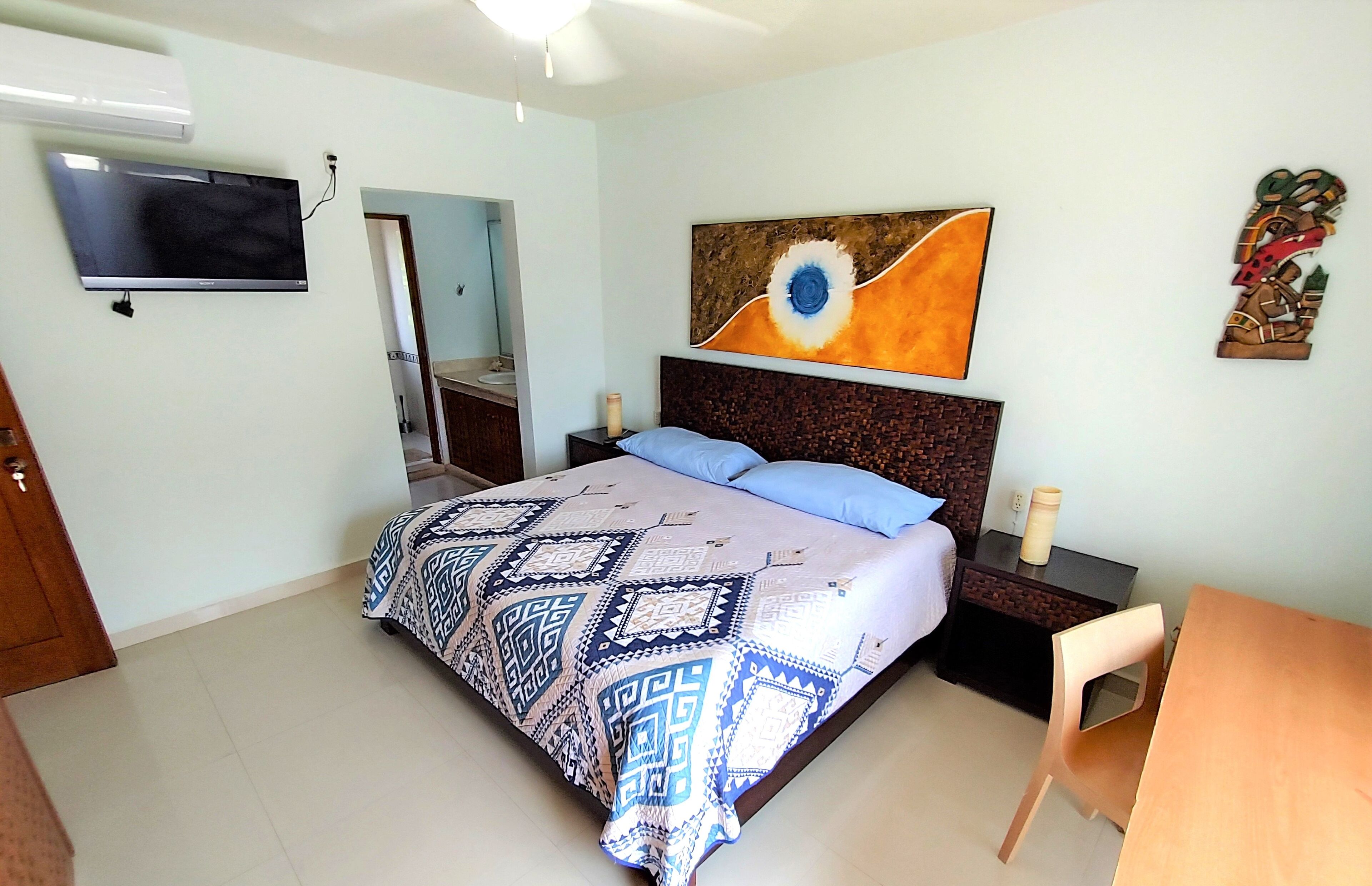 Standard Room, 1 King Bed, Non Smoking, Garden View | Desk, laptop workspace, free WiFi