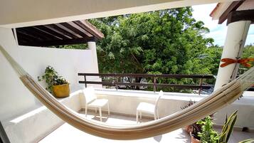 Standard Room, 1 King Bed, Ensuite, Garden View | Desk, laptop workspace, free WiFi