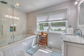 Shower, jetted tub, hair dryer, towels - Chic modern beach cottage with heated pool (Hampton Bays)