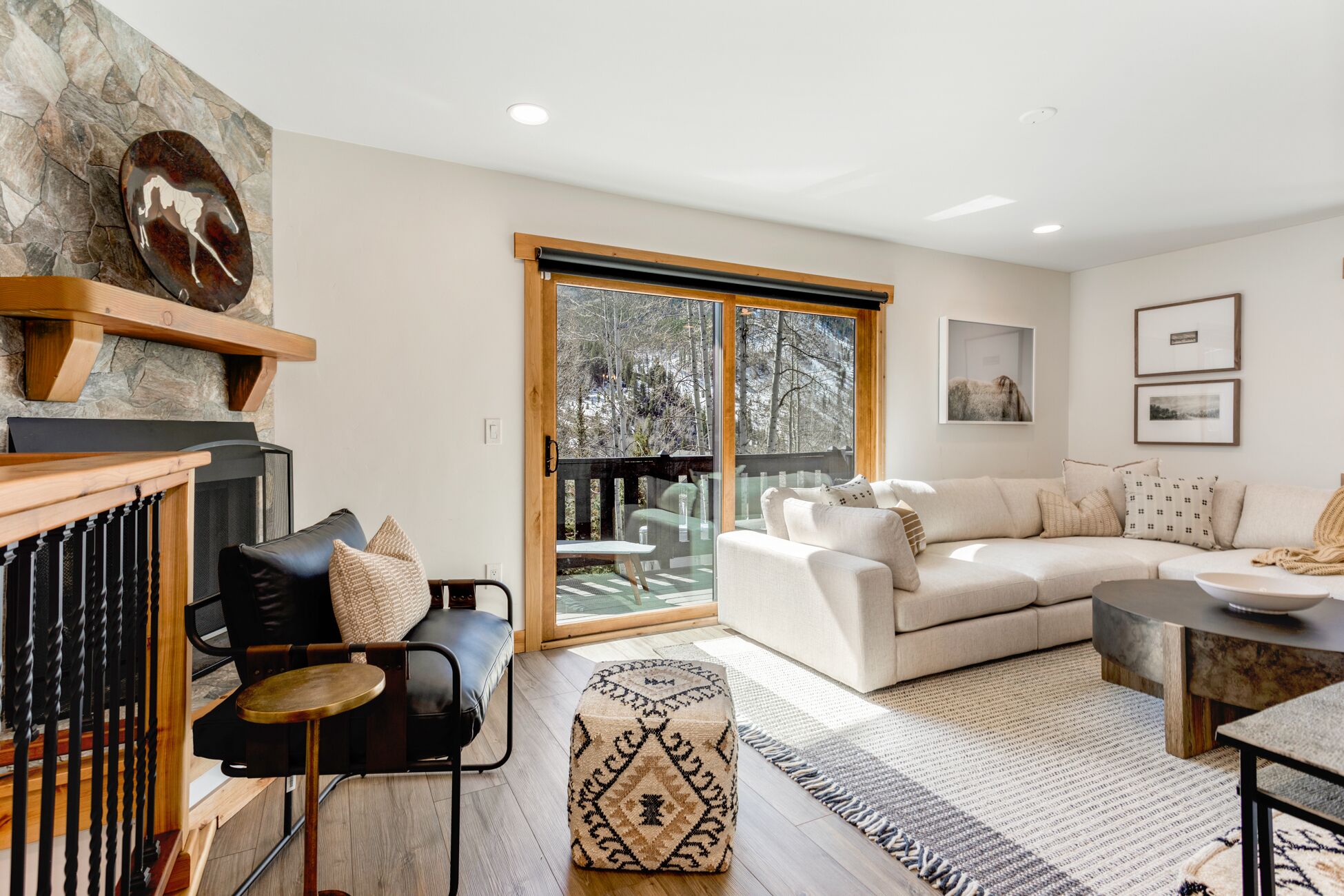 Smart TV, chimenea y estéreo 