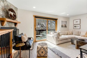 Smart TV, chimenea y estéreo 