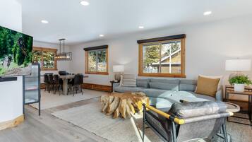 Smart TV, chimenea y estéreo