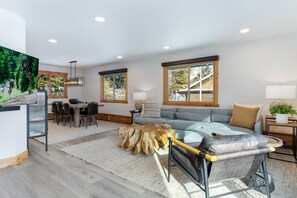 Smart TV, chimenea y estéreo 