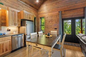 Dining - Long Views Retreat/3 Suites/Pet-Friendly - Sleeps 8 (Maggie Valley)