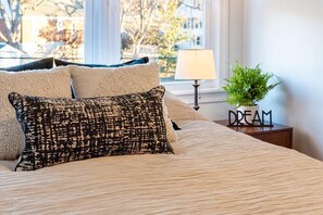 2 bedrooms, desk, WiFi, bed sheets