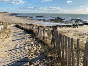 Una spiaggia nelle vicinanze