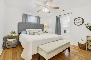 3 bedrooms, desk, free WiFi, bed sheets - Chincoteague Island Creekside Cottage (Chincoteague)