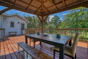 Outdoor dining - Chincoteague Island Creekside Cottage (Chincoteague)