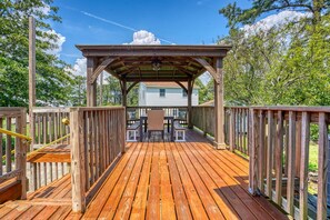 Outdoor dining - Chincoteague Island Creekside Cottage (Chincoteague)
