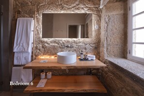 Quarto duplo deluxe | Banheiro | Toalhas de banho 