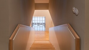 Una escalera de madera con vistas a una ventana en la parte superior.