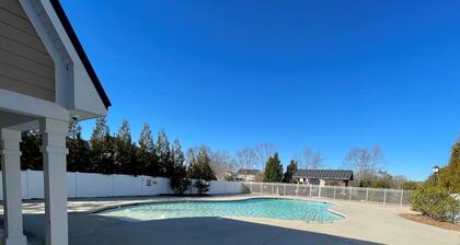 Modern, Relaxing, Peaceful home near Furniture Market and High Point University