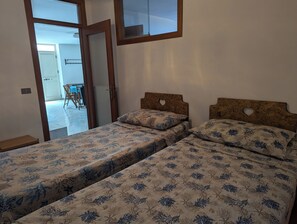 2 soverom, skrivebord, strykejern/-brett og wi-fi