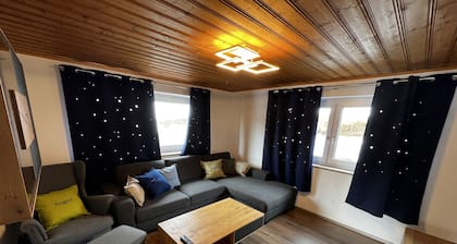 Hut with a view of the Dachstein and direct access to the ski and cross-country slopes.