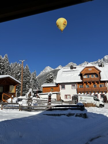 Hütte mit Dachsteinblick und direktem Ski- und Langlaufpisten Zugang.
