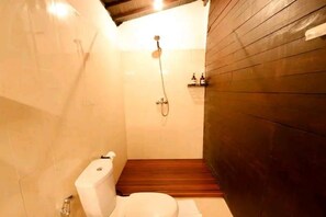 Douche, serviettes fournies, savon, shampooing