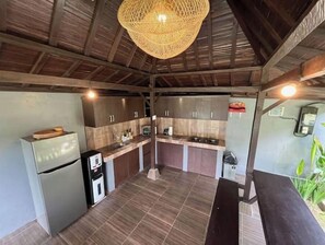 Kühlschrank, Herdplatte, Esstisch