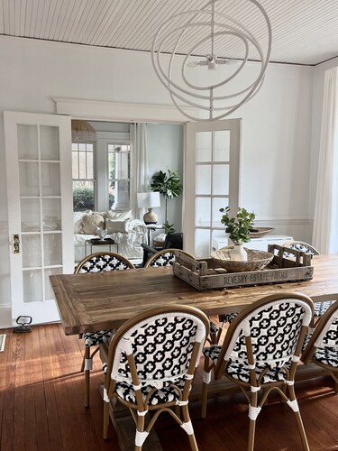 Hanks Farm 🖤- Sleeps 5, 1930s farm 1.5 acres ,Charming Cozy ,Events, Pets ok