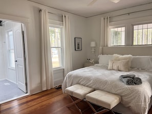 2 chambres, bureau, fer et planche Ă repasser, lit parapluie