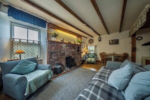 Smart TV, fireplace, DVD player, stereo - Cosy fisherman's cottage on the Pennan seafront. (Pennan)