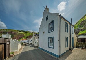 Exterior - Cosy fisherman's cottage on the Pennan seafront. (Pennan)
