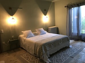 5 chambres, bureau, fer et planche à repasser, lit parapluie