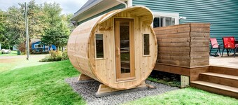 Spacious 3 bedroom cottage, sleeps 10, 4 mins to beach, 6 person sauna