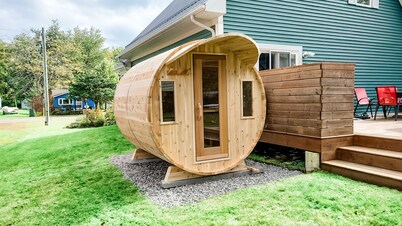 Spacious 3 bedroom cottage, sleeps 10, 4 mins to beach, 6 person sauna