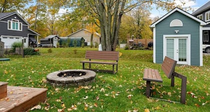 Spacious 3 bedroom cottage, sleeps 10, 4 mins to beach, 6 person sauna
