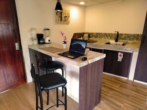 Réfrigérateur, surface de cuisson, cafetière-théière