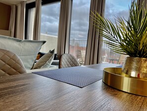 Deluxe Apartment, 2 Bedrooms | Dining room