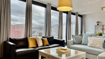 Deluxe appartement, 2 slaapkamers | Woonkamer | Een 45-inch flatscreentelevisie met digitale zenders