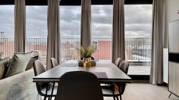 Deluxe appartement, 2 slaapkamers | Dineerruimte