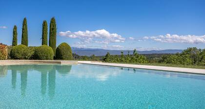 Magnificent air-conditioned farmhouse, private heated swimming pool, tennis court, absolute peace and quiet