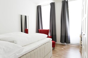3 Schlafzimmer, Schreibtisch, Bügeleisen/Bügelbrett, Reisekinderbett