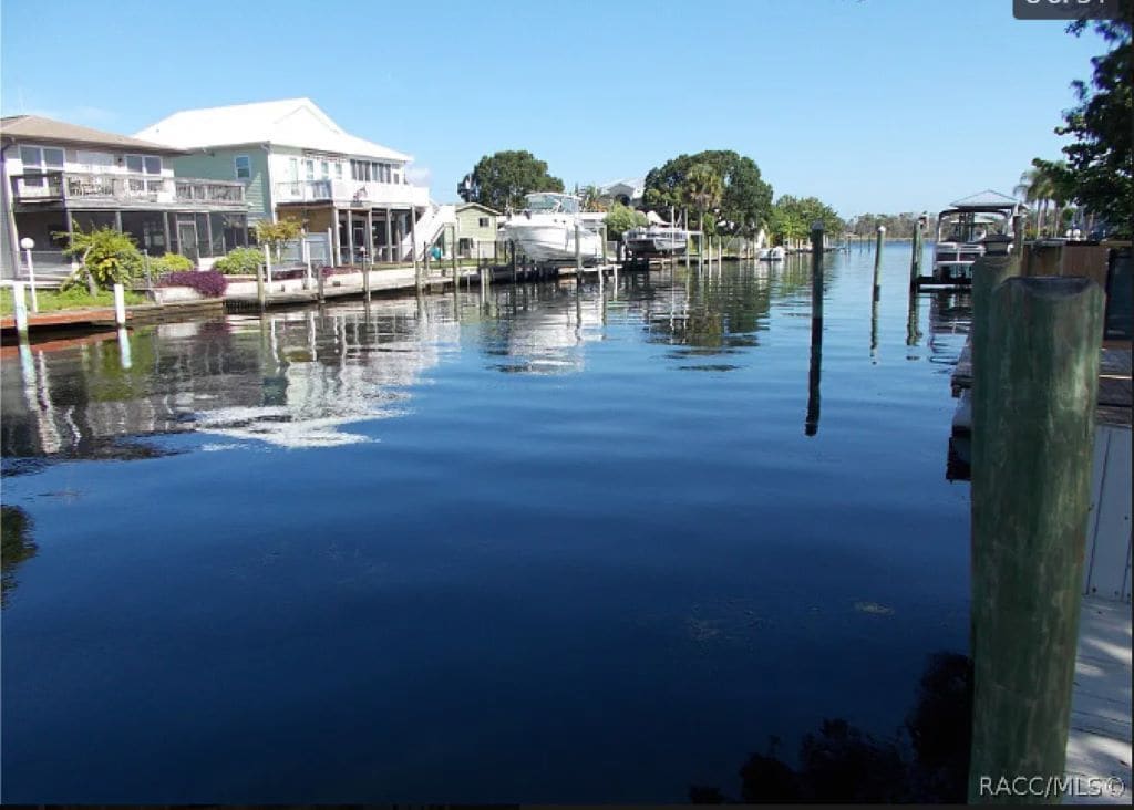 Relaxing retreat on the water-10 minutes to Gulf and Springs!