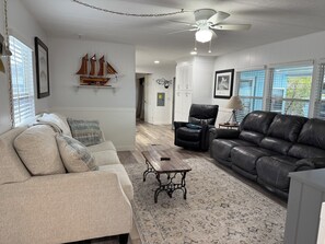 Smart-TV, bøker og stereoanlegg